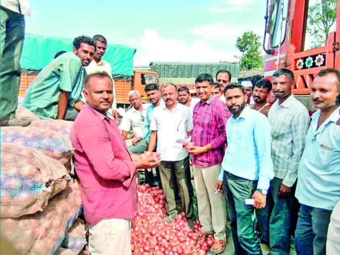 Onion auction off | ओतूरला कांदा लिलाव पाडले बंद : केंद्र सरकारच्या निर्यातबंदी धोरणाचा शेतकऱ्यांनी केला निषेध Onion auction off | ओतूरला कांदा लिलाव पाडले बंद : केंद्र सरकारच्या निर्यातबंदी धोरणाचा शेतकऱ्यांनी केला निषेध