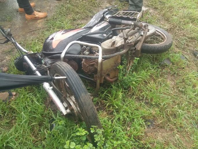 An elderly woman was killed on the spot in a cruiser-bike accident | क्रूझर-दुचाकी अपघातात वृद्ध महिला जागीच ठार An elderly woman was killed on the spot in a cruiser-bike accident | क्रूझर-दुचाकी अपघातात वृद्ध महिला जागीच ठार