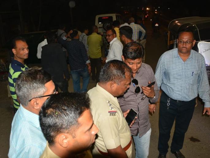 Obstruction of the vehicle of the SP | जि.प.सभापतींचे वाहन अडवून धुडगूस Obstruction of the vehicle of the SP | जि.प.सभापतींचे वाहन अडवून धुडगूस