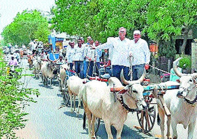 Peasants' Front with bullock carts at Amalner for the rejuvenation of Dhar Lake | धार तलाव पुनर्भरणसाठी शेतकऱ्यांचा अमळनेर येथे बैलगाड्यांसह मोर्चा Peasants' Front with bullock carts at Amalner for the rejuvenation of Dhar Lake | धार तलाव पुनर्भरणसाठी शेतकऱ्यांचा अमळनेर येथे बैलगाड्यांसह मोर्चा