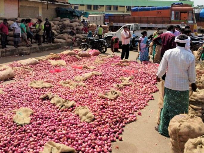Auction closed by Lasalgaon traders | लासलगावी व्यापाऱ्यांकडून लिलाव बंद Auction closed by Lasalgaon traders | लासलगावी व्यापाऱ्यांकडून लिलाव बंद