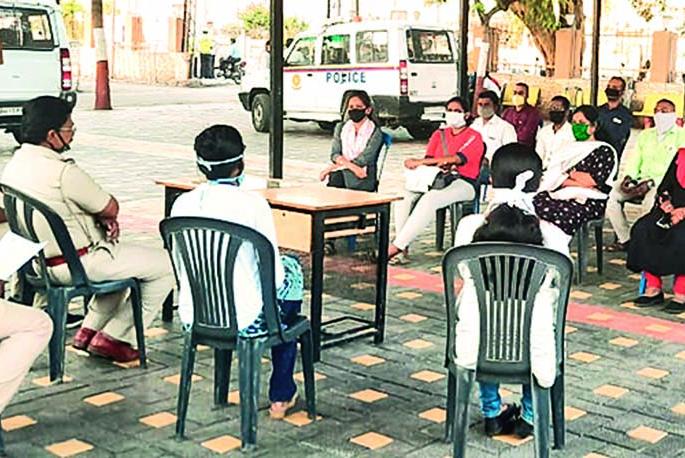 Confidence of Home Quarantine citizens is increasing with the help of Kovid Warriors | कोविड वॉरियर्सच्या मदतीमुळे वाढतोय होम क्वारंटाईन नागरिकांचा आत्मविश्वास Confidence of Home Quarantine citizens is increasing with the help of Kovid Warriors | कोविड वॉरियर्सच्या मदतीमुळे वाढतोय होम क्वारंटाईन नागरिकांचा आत्मविश्वास