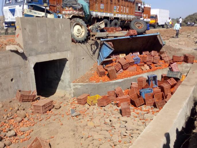 Accident near Karanjkhed Gate; Three injured | करंजखेड फाट्याजवळ अपघात; तीन जखमी Accident near Karanjkhed Gate; Three injured | करंजखेड फाट्याजवळ अपघात; तीन जखमी