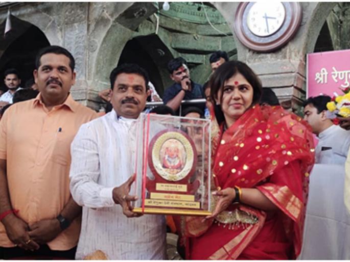 God does not want to tell the story of overthrowing the government | सरकार पाडण्याच्या गोष्टी देवाला सांगायच्या नसतात God does not want to tell the story of overthrowing the government | सरकार पाडण्याच्या गोष्टी देवाला सांगायच्या नसतात