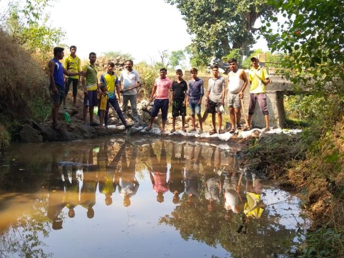 Vanrai dam built by school children | शालेय विद्यार्थ्यांनी बांधला वनराई बंधारा Vanrai dam built by school children | शालेय विद्यार्थ्यांनी बांधला वनराई बंधारा