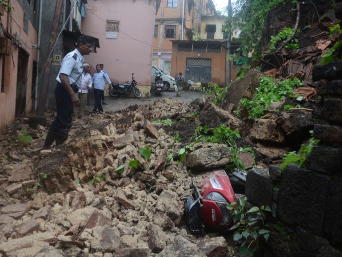 .. Finally the movement for the rehabilitation of the demolished palaces started | ..अखेर पडक्या वाड्यांच्या पुनर्वसनासाठी हालचाली सुरू .. Finally the movement for the rehabilitation of the demolished palaces started | ..अखेर पडक्या वाड्यांच्या पुनर्वसनासाठी हालचाली सुरू