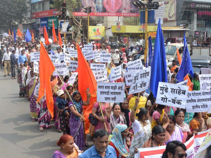 Mundhe Saheb Go Back ... hokers, trappers 'Arochha Morcha' | मुंढे साहेब गो बॅक...हॉकर्स, टपरीधारकांचा ‘आक्रोश मोर्चा’