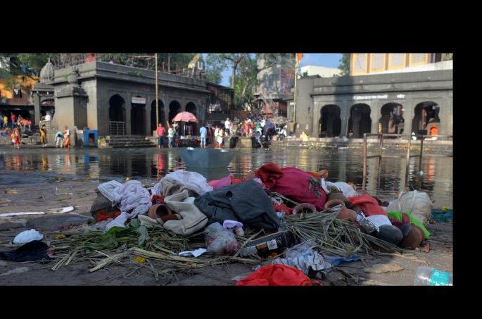 Empire of the garbage at Godaghat after the Chatpooja | छटपुजेनंतर गोदाघाटावर कचऱ्याचे साम्राज्य Empire of the garbage at Godaghat after the Chatpooja | छटपुजेनंतर गोदाघाटावर कचऱ्याचे साम्राज्य