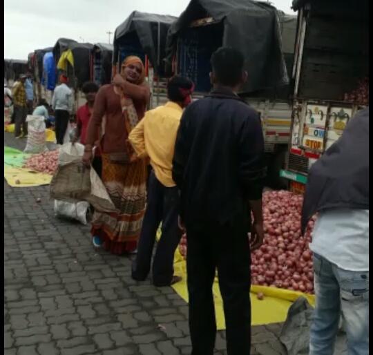 Plunder of farmers from Pimpalgaon thirds | पिंपळगावी तृतीयपंथियांकडून शेतकऱ्यांची लूट Plunder of farmers from Pimpalgaon thirds | पिंपळगावी तृतीयपंथियांकडून शेतकऱ्यांची लूट