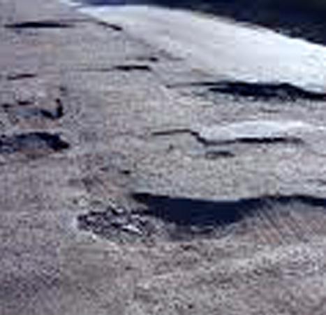 Parbhani: The potholes on the bridge became threatening | परभणी : पुलावरचे खड्डे बनले धोक्याचे Parbhani: The potholes on the bridge became threatening | परभणी : पुलावरचे खड्डे बनले धोक्याचे