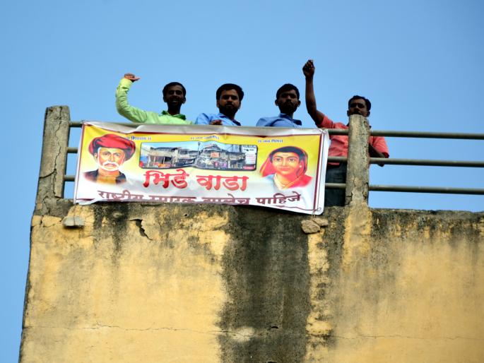 Parbhani: Sholay style movement on the water tank | परभणी : पाण्याच्या टाकीवर शोले स्टाईल आंदोलन