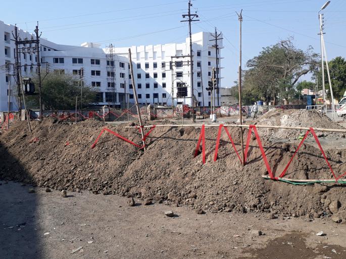 Parbhani: Start of beautification in the stadium area | परभणी : स्टेडियम परिसरात सुशोभिकरणाला सुरुवात Parbhani: Start of beautification in the stadium area | परभणी : स्टेडियम परिसरात सुशोभिकरणाला सुरुवात