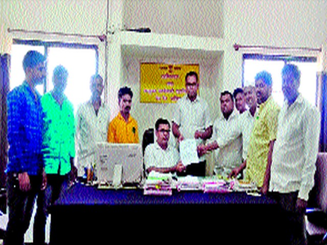 Peth Congress Committee presents a statement to the Tahsildar | पेठ कॉँग्रेस कमिटीतर्फे तहसीलदारांना निवेदन Peth Congress Committee presents a statement to the Tahsildar | पेठ कॉँग्रेस कमिटीतर्फे तहसीलदारांना निवेदन