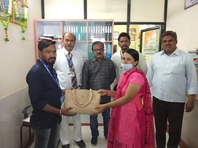 Such sincerity; Raju, a lockfitter on the train, returned a bag worth Rs 90,000 | असाही प्रामाणिकपणा;  रेल्वेतील लॉकफिटर राजूने केली ९० हजारांची बॅग परत Such sincerity; Raju, a lockfitter on the train, returned a bag worth Rs 90,000 | असाही प्रामाणिकपणा;  रेल्वेतील लॉकफिटर राजूने केली ९० हजारांची बॅग परत