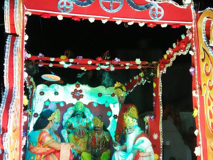 In Ramtek near Nagpur, youth stabbed to death in 'Shobhayatra' on farmer's suicide | नागपूरजवळ रामटेकमध्ये शोभायात्रेत ‘शेतकरी आत्महत्ये’वरील चित्ररथात तरुणाचा गळफास लागून मृत्यू In Ramtek near Nagpur, youth stabbed to death in 'Shobhayatra' on farmer's suicide | नागपूरजवळ रामटेकमध्ये शोभायात्रेत ‘शेतकरी आत्महत्ये’वरील चित्ररथात तरुणाचा गळफास लागून मृत्यू