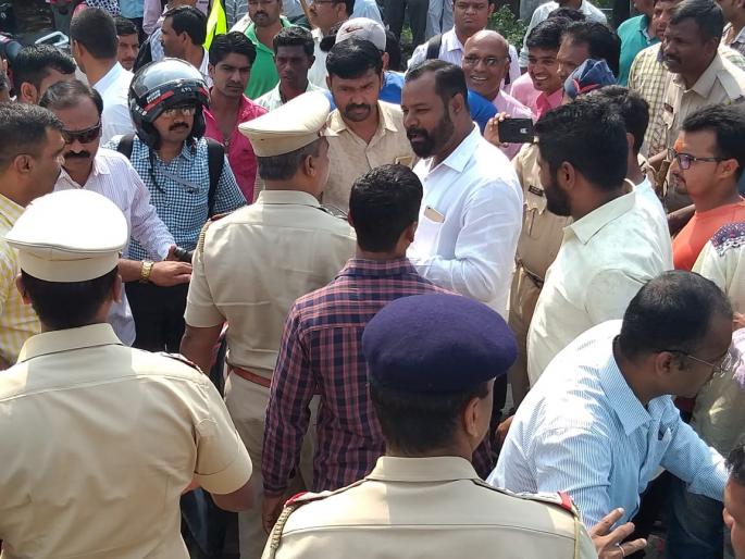 Tension in the way of Moray Mala Chaufuli in Panchavati | पंचवटीतील मोरे मळा चौफुलीवर रास्ता रोकोने तणाव Tension in the way of Moray Mala Chaufuli in Panchavati | पंचवटीतील मोरे मळा चौफुलीवर रास्ता रोकोने तणाव