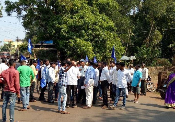 In the Ratnagiri district, the inked response, two cars in Chiplun, a shop broke up | रत्नागिरी जिल्ह्यात बंदला उत्स्फूर्त प्रतिसाद, चिपळुणात दोन गाड्या, एक दुकान फोडले