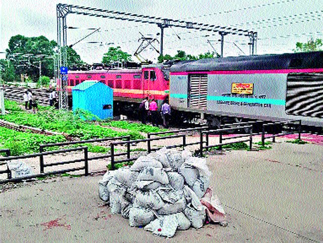 Failure in the Gondan Express engine | गोदान एक्स्प्रेसच्या इंजिनमध्ये बिघाड Failure in the Gondan Express engine | गोदान एक्स्प्रेसच्या इंजिनमध्ये बिघाड