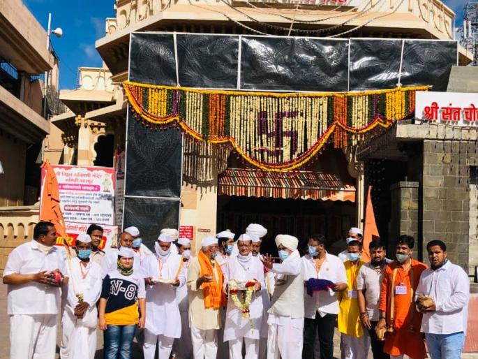 Muktai Padukan had a darshan of Panduranga at 11 am on Thursday | मुक्ताई पादुकांना गुरुवारी सकाळी अकराला झाले पांडुरंगाचे दर्शन