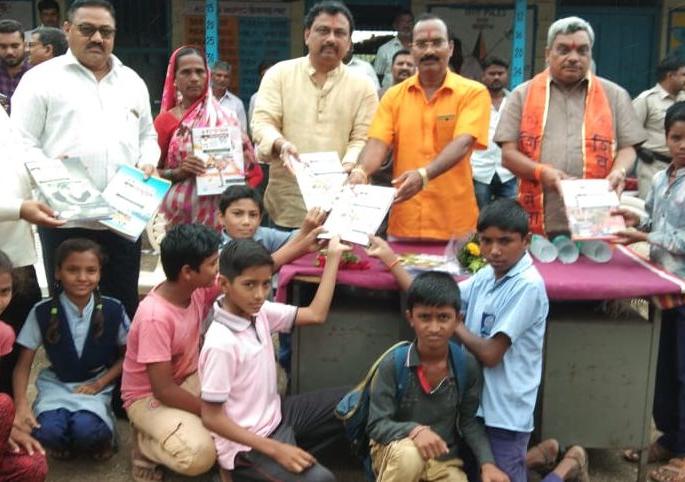 Shivsena distributed allotment to six thousand students in drought-hit areas | दुष्काळग्रस्त भागात शिवसेनेतर्फे सहा हजार विद्यार्थ्यांना वह्या वाटप