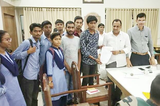 Establish damini squad for security of students in Amalner | अमळनेरात विद्यार्थिनींच्या सुरक्षेसाठी दामिनी पथक नेमा Establish damini squad for security of students in Amalner | अमळनेरात विद्यार्थिनींच्या सुरक्षेसाठी दामिनी पथक नेमा