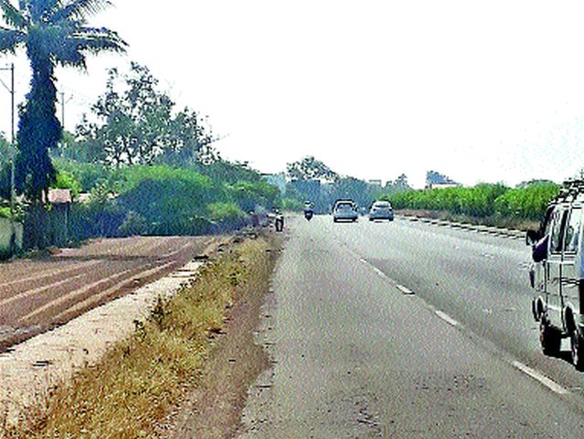 Service road impaired | सर्व्हिस रोड नादुरुस्त Service road impaired | सर्व्हिस रोड नादुरुस्त