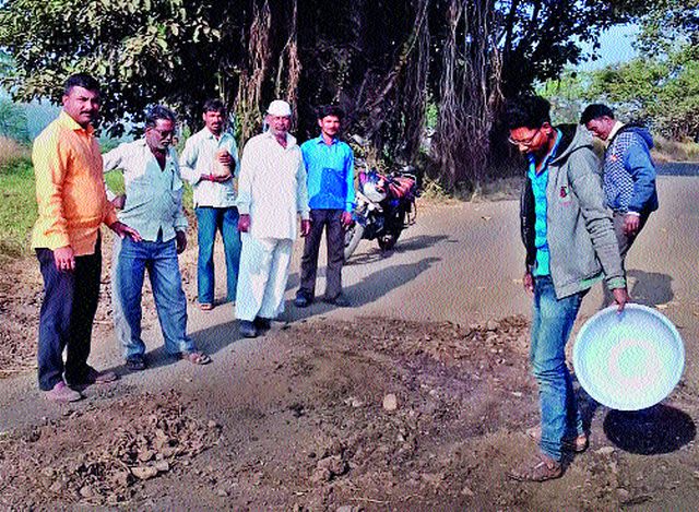 Start digging the pits with the public | लोकसहभागातून खड्डे बुजविण्याच्या कामास प्रारंभ Start digging the pits with the public | लोकसहभागातून खड्डे बुजविण्याच्या कामास प्रारंभ