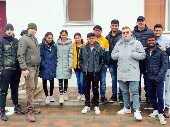 Twenty children from Solapur cross the border; Waiting in Romania, Hungary to return home | सोलापूरच्या वीस मुलांनी केली बॉर्डर पार; मायदेशी येण्यासाठी रोमानिया, हंगेरीत प्रतिक्षा