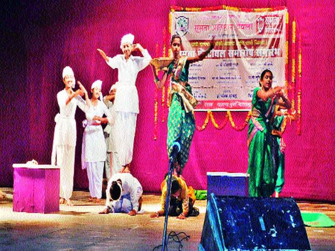 Pradeep Purandare: lack of publicity in the state: Awakening through drama, drama at the closing ceremony of Samta festival in Yeola | राज्यात जलनियोजनाचा अभाव प्रदीप पुरंदरे : येवल्यातील समता फेस्टिव्हलच्या समारोपप्रसंगी नृत्य, नाटिकेद्वारे प्रबोधन Pradeep Purandare: lack of publicity in the state: Awakening through drama, drama at the closing ceremony of Samta festival in Yeola | राज्यात जलनियोजनाचा अभाव प्रदीप पुरंदरे : येवल्यातील समता फेस्टिव्हलच्या समारोपप्रसंगी नृत्य, नाटिकेद्वारे प्रबोधन