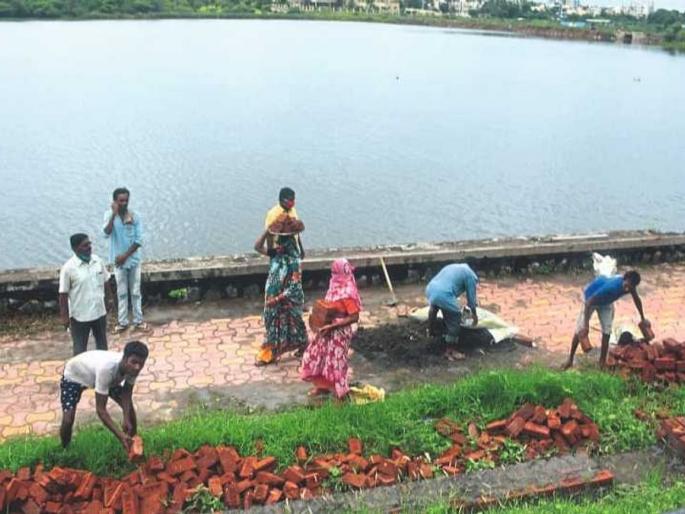 A woman who came to give her life with two children was prevented from committing suicide | दोन लेकरांसह जीव देण्यासाठी आलेल्या महिलेला आत्महत्येपासून केले परावृत्त