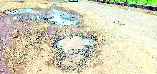 The coconut breakers and officials are missing; The plight of Sangli-Tung road | रस्त्याचा नारळ फोडून नेते, अधिकारी झाले गायब; सांगली-तुंग रस्त्याची दुर्दशा