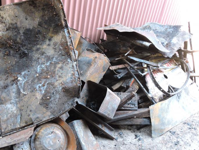 Satara: Factory stack until fire extinguishing staff of the firefighters | सातारा : अग्निशामक दलाच्या कर्मचाऱ्यांना झोपेतून उठवून आणेपर्यंत फॅक्टरी खाक Satara: Factory stack until fire extinguishing staff of the firefighters | सातारा : अग्निशामक दलाच्या कर्मचाऱ्यांना झोपेतून उठवून आणेपर्यंत फॅक्टरी खाक