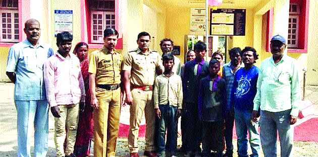 Parents go to Thrissur when they go to Raasidi | पालक ऊसतोडीला जाताच मुले दौंडला