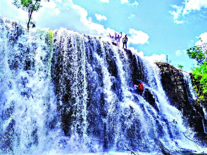 Drought strikes in drought! | दुष्काळी माणमध्ये धबाबा तोय आदळे! Drought strikes in drought! | दुष्काळी माणमध्ये धबाबा तोय आदळे!