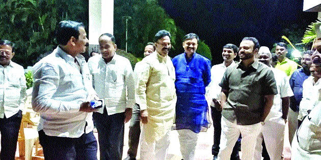 'This friendship will not break' in the mud | माढ्यामध्ये ‘ये दोस्ती हम नहीं तोडेंगे’ 'This friendship will not break' in the mud | माढ्यामध्ये ‘ये दोस्ती हम नहीं तोडेंगे’