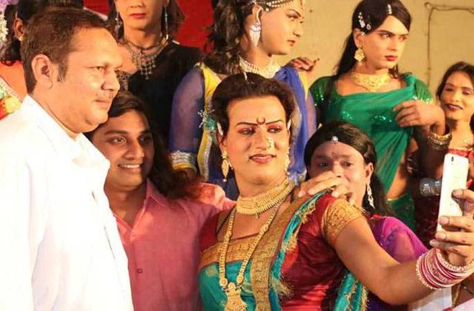 In the second year, | साताºयात तृतीयपंथीचा अनोखा फ्रेंडशीप डे In the second year, | साताºयात तृतीयपंथीचा अनोखा फ्रेंडशीप डे