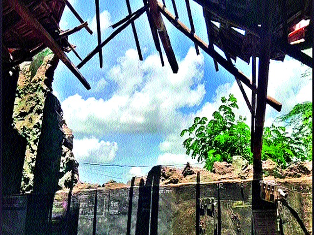 The school wall collapsed | शाळेची भिंत कोसळली