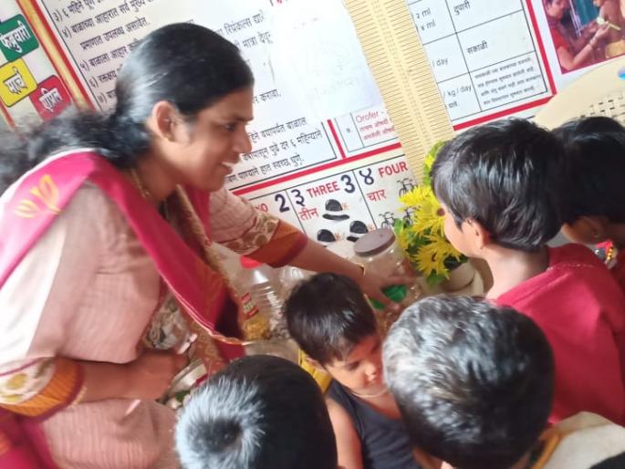 Bhubaneswar took the weight of malnourished children | भुवनेश्वरी यांनी घेतली कुपोषित बालकांची वजने Bhubaneswar took the weight of malnourished children | भुवनेश्वरी यांनी घेतली कुपोषित बालकांची वजने