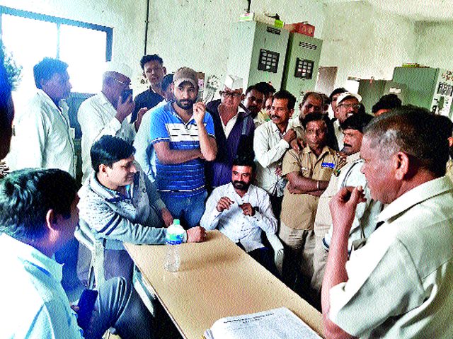 Thieves of farmers in the Khaggaon sub-center for the triphase power | थ्रीफेज विजेसाठी खानगाव उपकेंद्रात शेतकऱ्यांचा ठिय्या Thieves of farmers in the Khaggaon sub-center for the triphase power | थ्रीफेज विजेसाठी खानगाव उपकेंद्रात शेतकऱ्यांचा ठिय्या