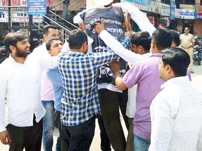 In Shirdi, the BJP government's statue got mixed with anger | शिर्डीत भाजपा सरकारच्या पुतळ्याला जोडे मारून संताप In Shirdi, the BJP government's statue got mixed with anger | शिर्डीत भाजपा सरकारच्या पुतळ्याला जोडे मारून संताप