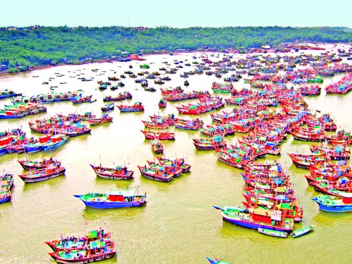 Stormlike conditions; The boat entered the port | वादळसदृश स्थिती; नौका बंदरात दाखल Stormlike conditions; The boat entered the port | वादळसदृश स्थिती; नौका बंदरात दाखल