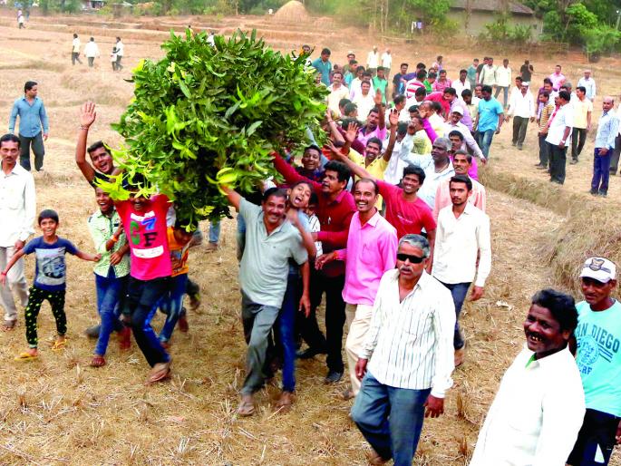 Sindhudurg: Holikotsav, Khele, Shabay, Gomoontya, Tamasha and Gawarhati in Konkan, fifteen days shake | सिंधुदुर्ग : कोकणात होलिकोत्सव, खेळे, शबय, गोमूनृत्य, तमाशा आणि गावरहाटी, पंधरा दिवस धूम Sindhudurg: Holikotsav, Khele, Shabay, Gomoontya, Tamasha and Gawarhati in Konkan, fifteen days shake | सिंधुदुर्ग : कोकणात होलिकोत्सव, खेळे, शबय, गोमूनृत्य, तमाशा आणि गावरहाटी, पंधरा दिवस धूम