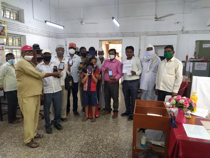 At the post office for senior citizen certification | जेष्ठ नागरिकांची दाखल्यासाठी पोस्ट कार्यालयात गर्दी At the post office for senior citizen certification | जेष्ठ नागरिकांची दाखल्यासाठी पोस्ट कार्यालयात गर्दी