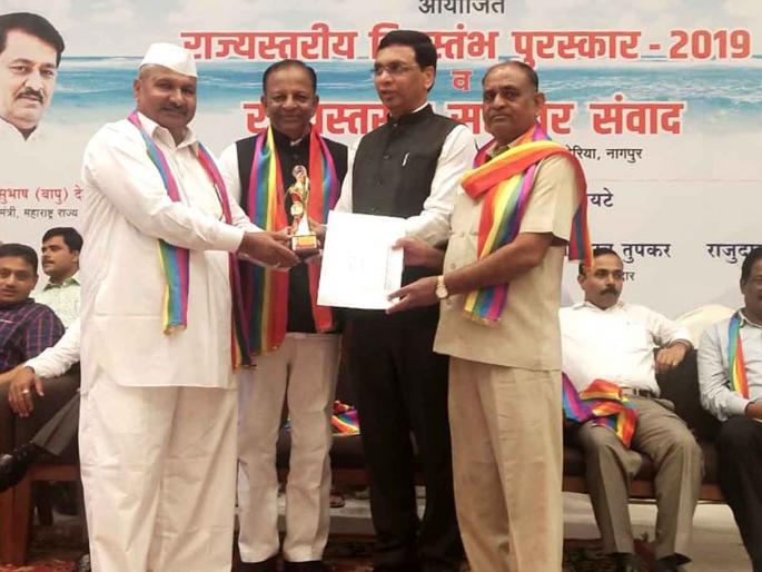 Diptembha Prize to Dubere's Rich Credit Society | डुबेरेच्या श्रीमंत पतसंस्थेस दीपस्तंभ पुरस्कार Diptembha Prize to Dubere's Rich Credit Society | डुबेरेच्या श्रीमंत पतसंस्थेस दीपस्तंभ पुरस्कार