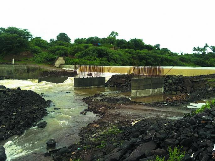  The alternative route was flooded by floods of the Mhlungi River | म्हाळुंगी नदीच्या पूराने पर्यायी रस्ता वाहून गेला