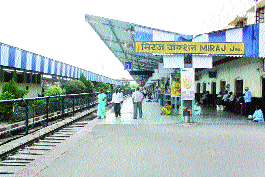 Waiting for train travel services even after funding | निधीच्या तरतुदीनंतरही रेल्वे प्रवासी सुविधांच्या प्रतीक्षेत