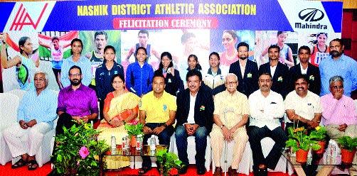 Honored players participating in the international tournament | आंतरराष्ट्रीय स्पर्धेत सहभागी खेळाडू सन्मानित