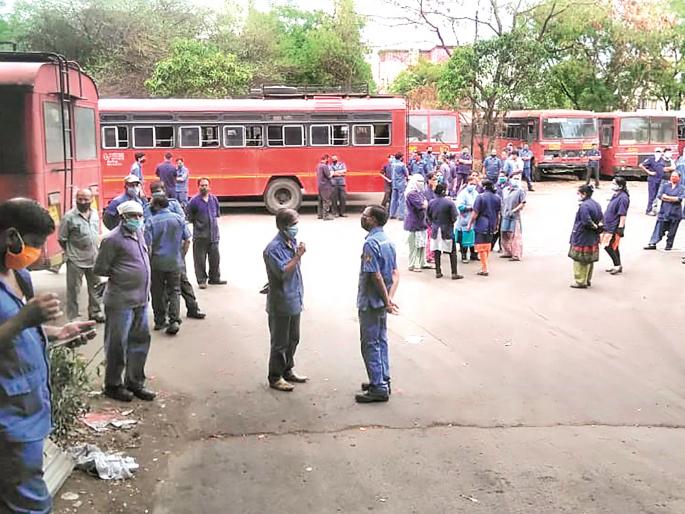 One hundred percent attendance annoyed the staff | शंभर टक्के उपस्थितीने कर्मचाऱ्यांची नाराजी One hundred percent attendance annoyed the staff | शंभर टक्के उपस्थितीने कर्मचाऱ्यांची नाराजी