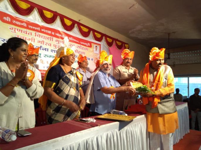 Shaheer was honored with the Best Singer Swami Award | शाहीर उत्तम गायकर स्वामी पुरस्काराने सन्मानित