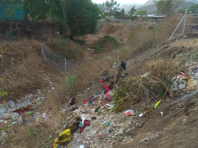 Health hazard by tribal waste trash | आदिवासी वस्त्यांशेजारील कचऱ्यामुळे आरोग्य धोक्यात Health hazard by tribal waste trash | आदिवासी वस्त्यांशेजारील कचऱ्यामुळे आरोग्य धोक्यात